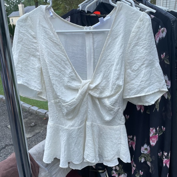 White shirt size medium - Picture 2 of 6